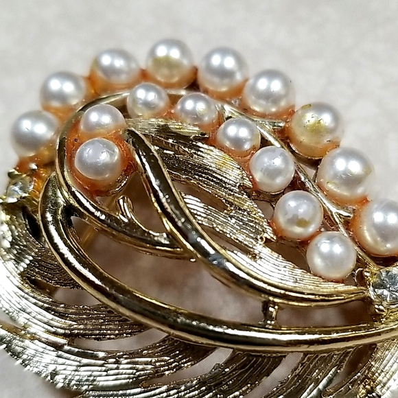 Vintage 1950s Mid Century Faux Pearl Goldtone Brooch Pin - Picture 12 of 13